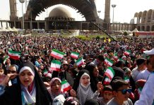 Lächerliche “Heil dem Kommandeur” Show des Regimes geht nach hinten los
