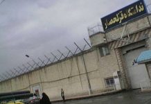 Iran: Schwer bewaffnete Wärter auf dem Dach des Ghezel Hesar Gefängnis, Gummigeschosse durch Gefängniswärter, nachdem Gefangene „Tod für Khamenei“ rufen