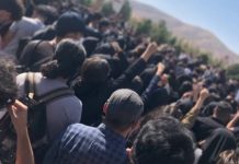 Iran: Massive Menschenmenge in Saqqez am 40. Todestag von Mahsa Amini