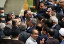 Exekutive und Legislative des Regimes im Clinch miteinander während der Revolution