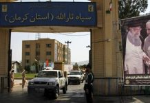 Aufständische Jugendliche nehmen IRGC Baracken in Kerman ins Visier