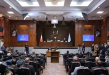 Gerechtigkeit in der Absurdität: Irans gesetzloser Diktator hält Prozess gegen eingeschworene Feinde ab