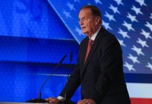 General James Jones fordert entschiedenes Vorgehen gegen das iranische Regime FILE PHOTO: General James Jones, former US National Security Advisor conducting a speech at the Free Iran Rally