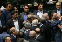 Volksunmut und globaler Druck verschärfen Machtkampf in Irans Führung