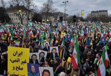 Tausende von NWRI-Anhängern versammeln sich in Paris zum Gedenken an die Revolution von 1979 und fordern einen demokratischen Wandel