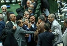 Angesichts der Wirtschaftskrise bekämpfen sich Irans Machthaber