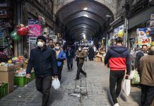 Irans Regime vor wirtschaftlichem Kollaps – Preise explodieren, Kapital flieht