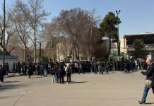 Iran: Studenten wehren Repression ab, Regime räumt wachsende Krise ein