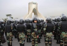 Luftangriffe von außen, Angst im Innern: Irans Regime warnt vor Aufstand