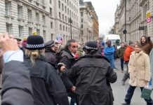 Monarchistische Gewalt gegen iranische Dissidente