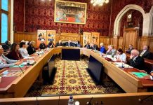Britische Abgeordnete fordern Unterstützung für Irans Opposition Mitglieder des britischen Parlaments und Menschenrechtsaktivisten treffen sich am 28. April 2026 in Westminster.