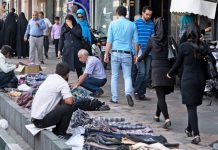 Währungskrise und Treibstoffmangel: Irans Regime gerät zunehmend unter Druck