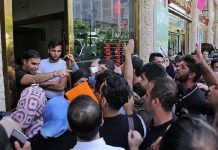 Iran: Wirtschaft schrumpft um 10 %, Proteste breiten sich aus Archivfoto: Vor einer örtlichen Wechselstube versammelt sich eine Menschenmenge angesichts zunehmender Währungsinstabilität und des Zusammenbruchs des iranischen Rial.