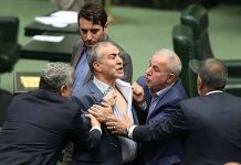 Irans Fraktionen streiten darüber, wer das Land in den Bankrott getrieben hat.